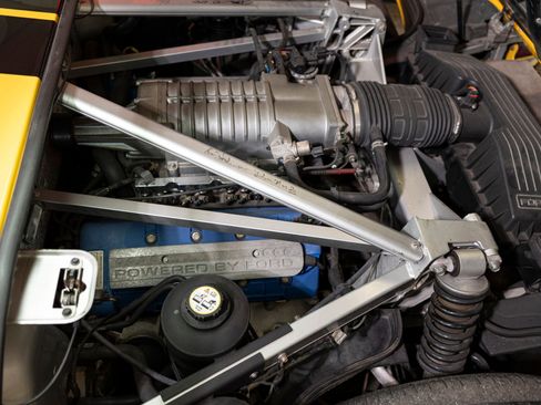 Used 2005 Ford GT RWD image 2