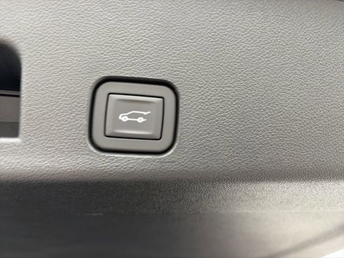 Used 2025 Chevrolet Traverse LT w/ Driver Confidence Package FWD image 34
