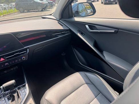 Used 2023 Kia Niro SX Touring FWD image 15