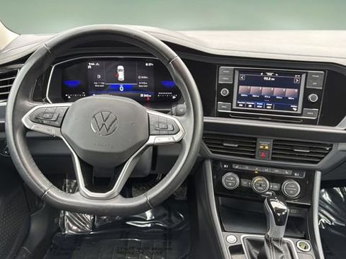 Used 2024 Volkswagen Jetta SE image 9