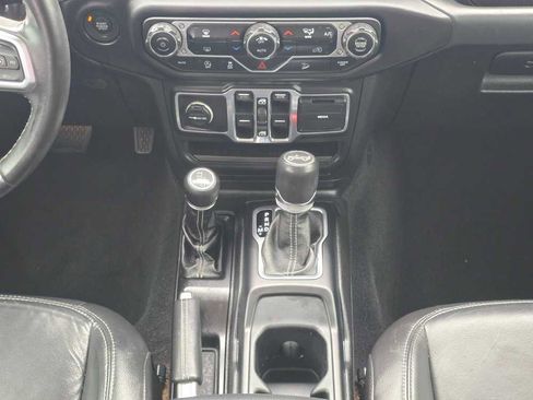 Used 2018 Jeep Wrangler Unlimited Sahara AWD/4WD image 13