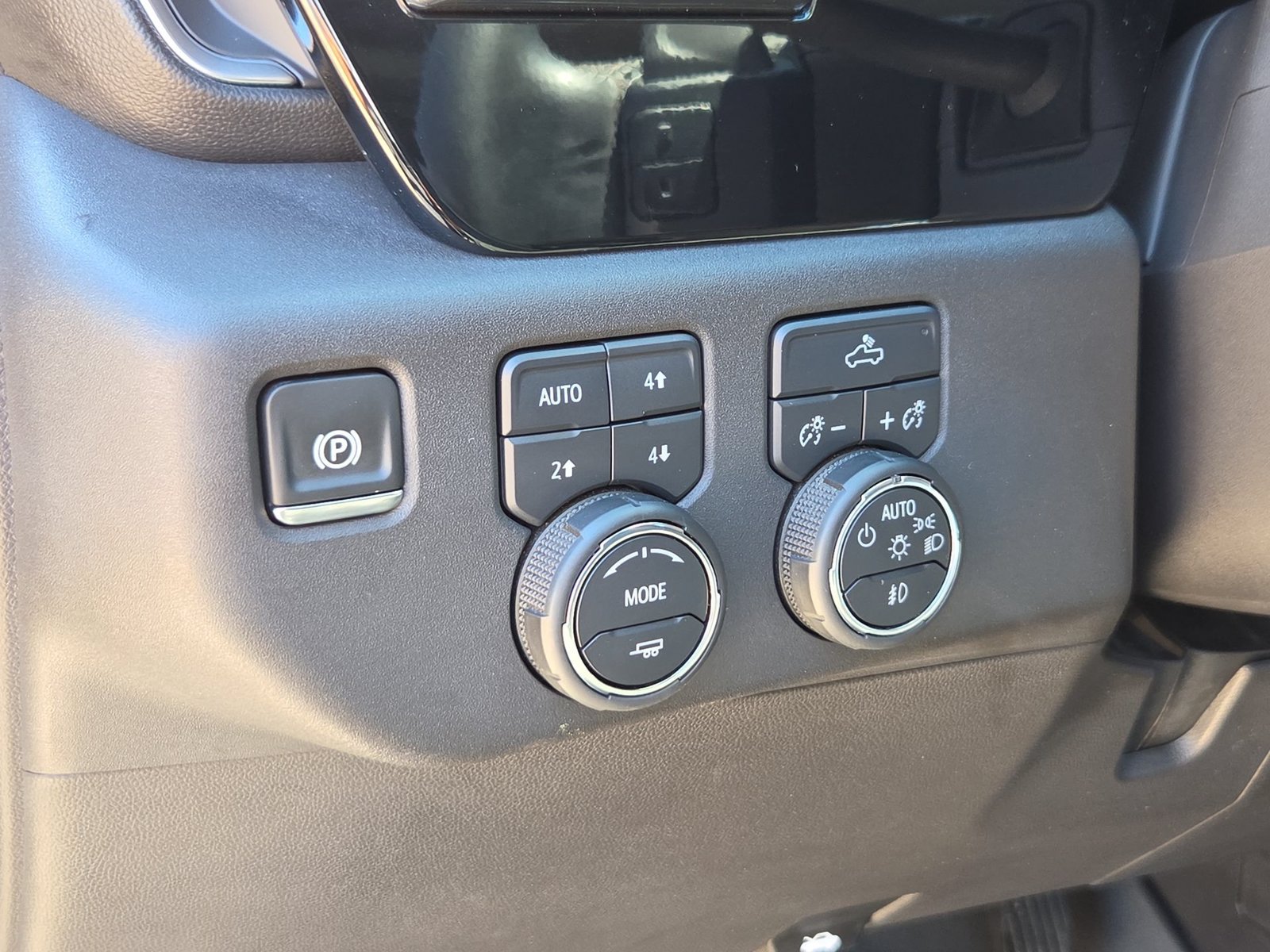 Used 2024 Chevrolet Silverado 1500 LT Trail Boss w/ Convenience Package II AWD/4WD image 17