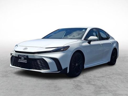 Used 2025 Toyota Camry SE FWD image 3