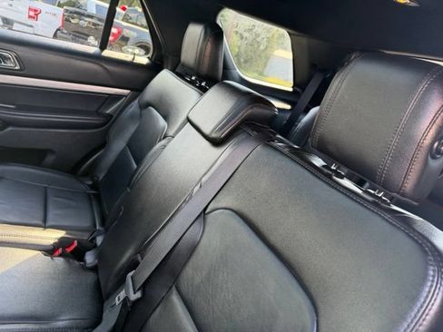 Used 2018 Ford Explorer XLT w/ Equipment Group 202A AWD/4WD image 33