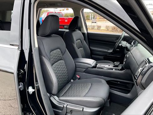 Used 2025 Nissan Pathfinder SV image 8