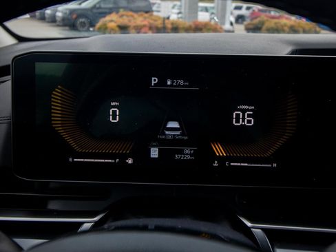 Used 2025 Kia Carnival FWD image 31