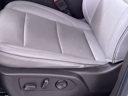 Used 2023 GMC Yukon SLT w/ SLT Luxury Package image 14