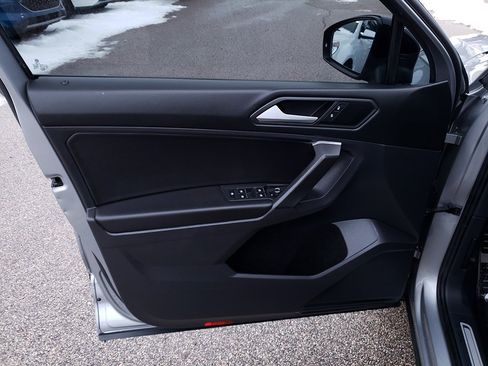 Used 2021 Volkswagen Tiguan SE R-Line image 10