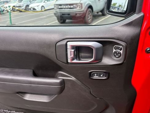 Used 2025 Jeep Wrangler Unlimited Rubicon image 18