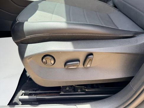 Used 2022 Volkswagen Taos SE FWD image 9