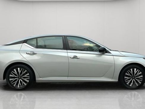Used 2024 Nissan Altima 2.5 SV FWD image 4