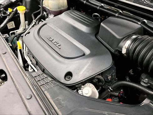 Used 2024 Chrysler Pacifica Touring-L image 31