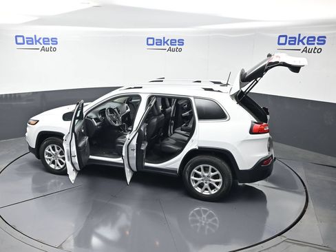 Used 2018 Jeep Cherokee Latitude Plus w/ Cold Weather Group AWD/4WD image 58
