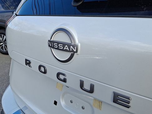 Certified 2025 Nissan Rogue SV image 30
