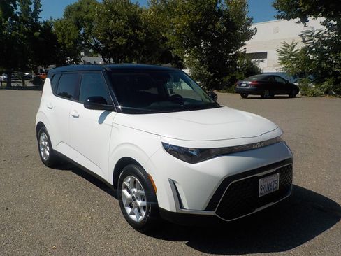 Used 2025 Kia Soul S image 3