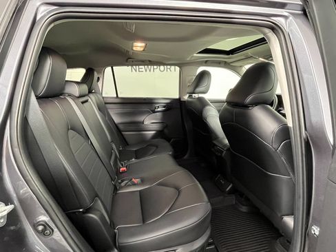 Used 2023 Toyota Highlander XLE AWD/4WD image 24