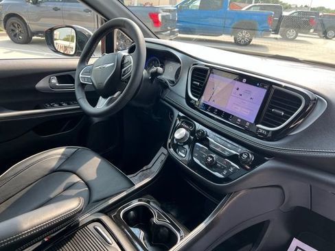 Used 2026 Chrysler Pacifica Limited FWD image 14