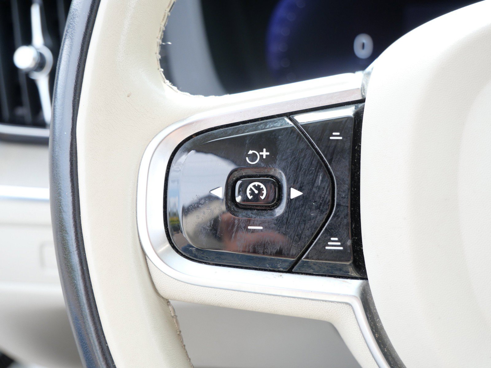 Certified 2023 Volvo XC60 T8 Ultimate w/ Climate Package AWD/4WD image 27