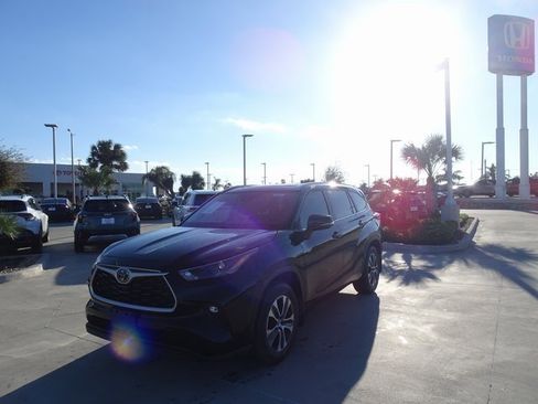 Used 2023 Toyota Highlander XLE image 1