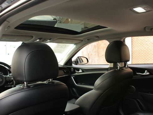 Used 2018 Kia Stinger Premium RWD image 19