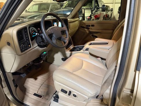 Used 2005 Chevrolet Silverado 2500 LT w/ Heavy-Duty Power Package AWD/4WD image 3