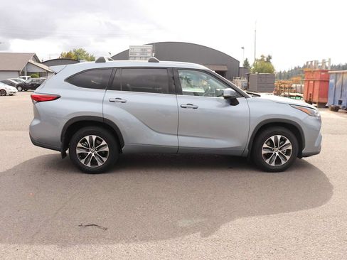 Used 2021 Toyota Highlander XLE AWD/4WD image 4