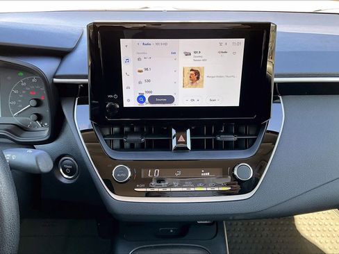 Used 2025 Toyota Corolla LE image 6