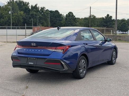 Used 2024 Hyundai Elantra SEL image 3