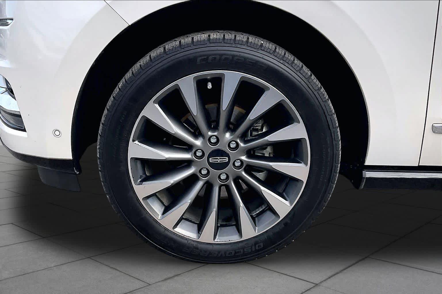 Used 2018 Lincoln Navigator Select w/ Technology Package RWD image 11
