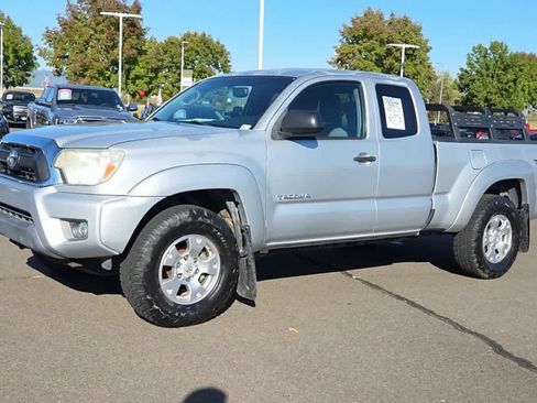 Used 2012 Toyota Tacoma 4x4 Access Cab V6 w/ TRD Off-Road Pkg image 4