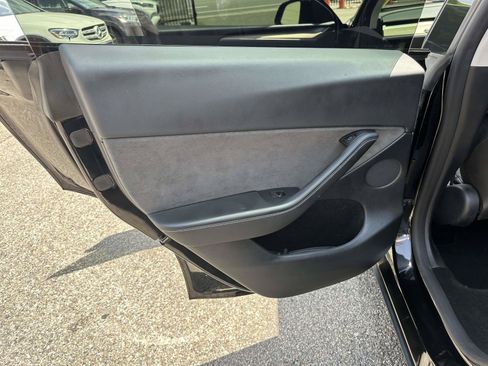 Used 2024 Tesla Model Y Long Range AWD/4WD image 18