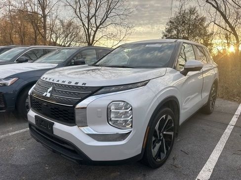 Used 2022 Mitsubishi Outlander ES image 2