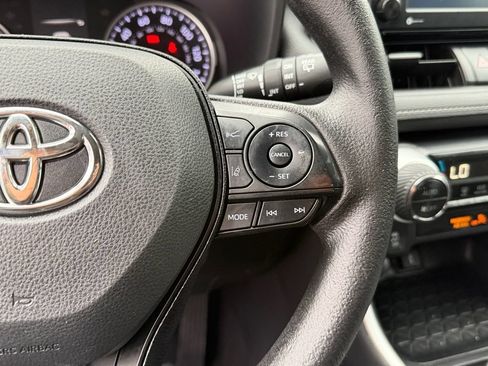 Used 2021 Toyota RAV4 XLE AWD/4WD image 19