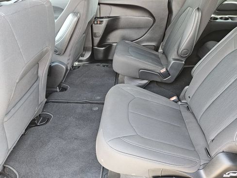Used 2024 Chrysler Pacifica Touring FWD image 34