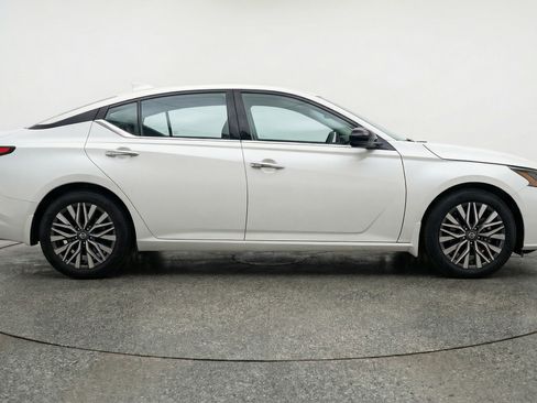Used 2025 Nissan Altima 2.5 SV image 11