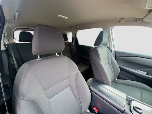 Used 2024 Nissan Rogue S image 27