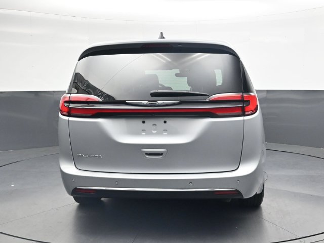 Used 2023 Chrysler Pacifica Touring-L FWD image 5