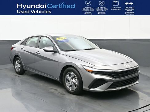 Certified 2025 Hyundai Elantra SE image 1
