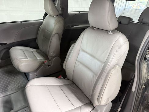 Used 2017 Toyota Sienna XLE w/ XLE Navigation Package AWD/4WD image 23