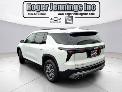 Used 2025 Chevrolet Traverse LT w/ Driver Confidence Package FWD image 3