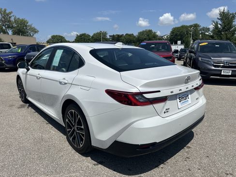 Used 2025 Toyota Camry XLE AWD/4WD image 5