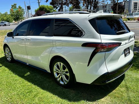 Used 2021 Toyota Sienna Platinum FWD image 8