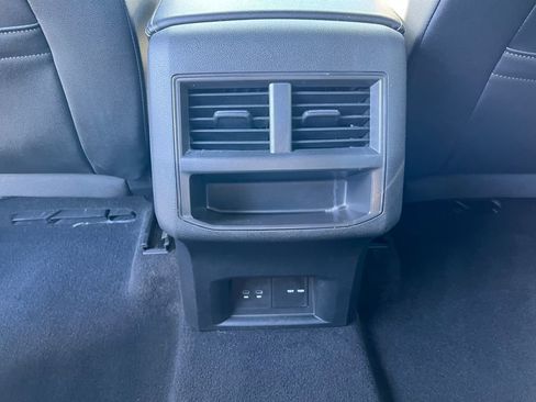 Used 2022 Volkswagen Atlas Cross Sport SE image 31