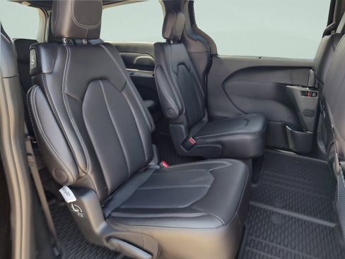 New 2026 Chrysler Pacifica Select image 31