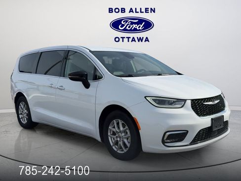 Used 2024 Chrysler Pacifica Touring-L image 14