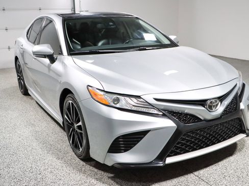 Used 2020 Toyota Camry XSE FWD image 5