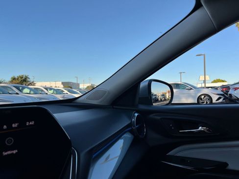 Used 2025 Chevrolet Trax LT image 35