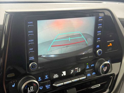Used 2022 Toyota Highlander XLE AWD/4WD image 23