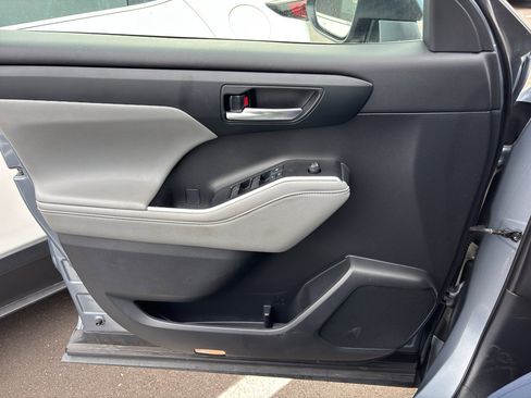 Used 2021 Toyota Highlander XLE AWD/4WD image 16