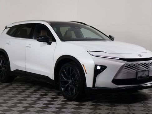 Used 2025 Toyota Crown Signia w/ Advanced Technology Package AWD/4WD image 3